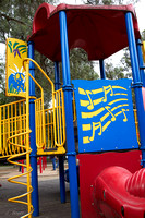 Decorations on the kids' playground -- Le terrain de jeux est bien décoré.